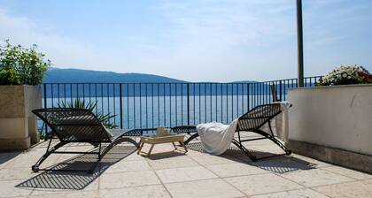 Villa I Cipressi by Theater Home, directly on the lake with jacuzzi on the terrace