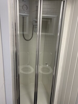 Separate bathtub and shower, hair dryer, towels, soap - Georgiev Guest House (Liverpool)