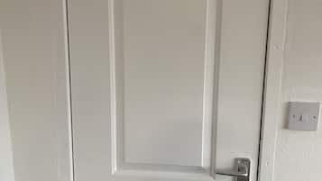 Standard Triple Room (1) | Bathroom