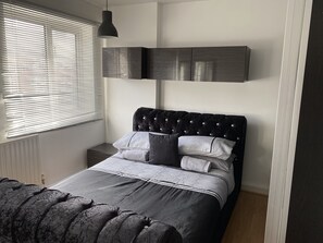 Dobbeltrom, delt bad (2) | Individuelt innredet, strykejern/-brett og wi-fi (inkludert)