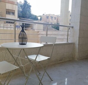 Outdoor dining - Amazing one Bedroom Apartment in Amman,Elwebdah 1 (Amman)