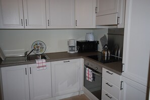 Kühlschrank, Mikrowelle, Ofen, Geschirrspüler