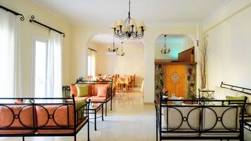 Coin salon dans le hall