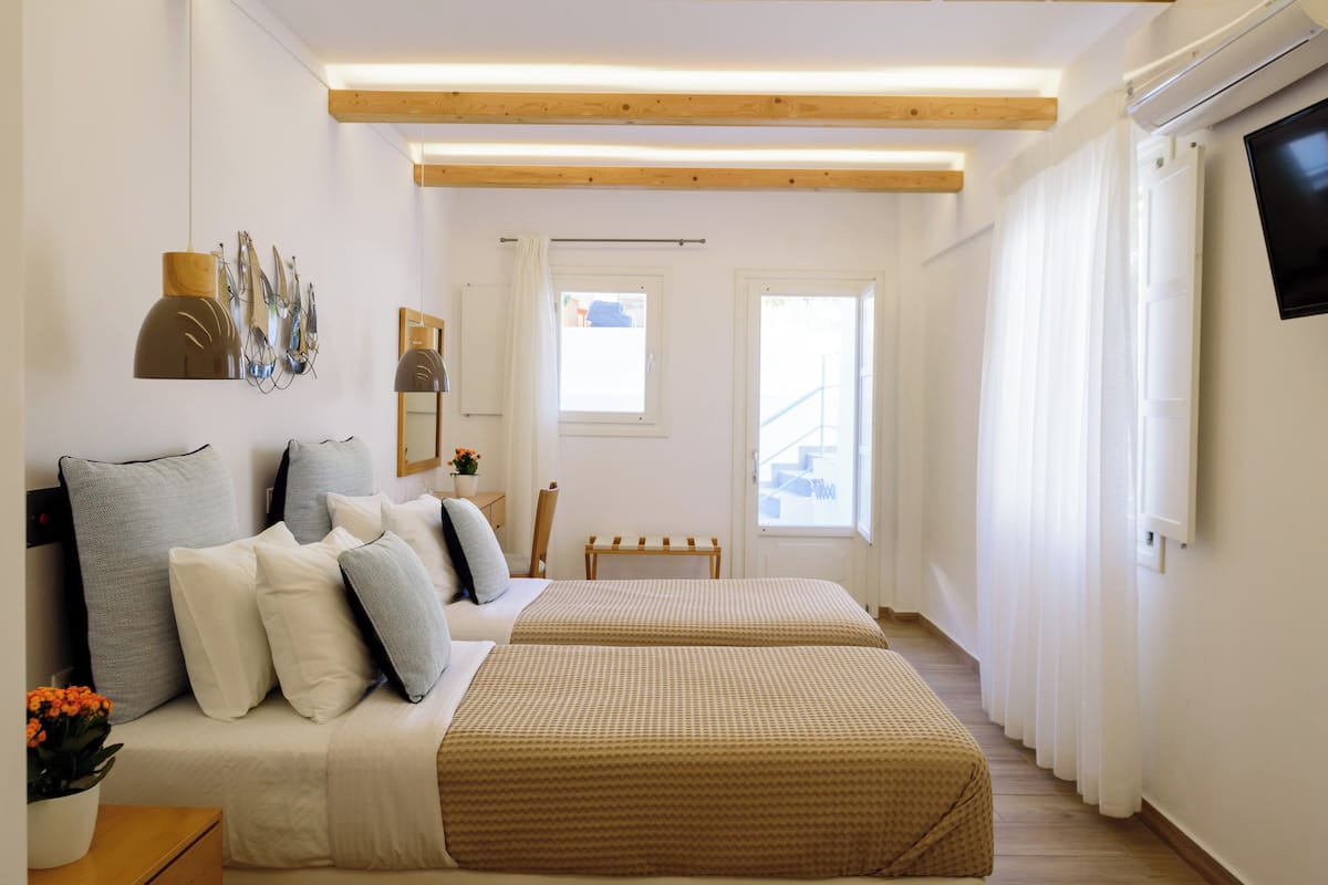 Habitación triple económica, planta baja | Caja de seguridad en la habitación y decoración personalizada