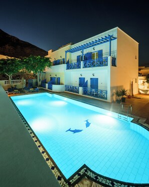 Seasonal outdoor pool - Karidis (Santorini)