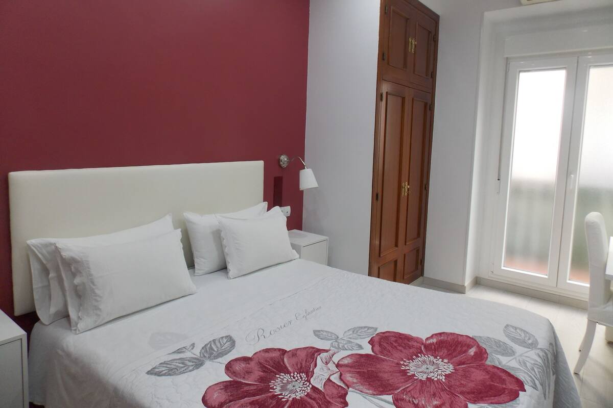 Double Room | In-room safe, iron/ironing board, WiFi (free), bed sheets