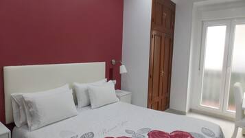 Habitación doble | Caja fuerte, tabla de planchar con plancha, wifi gratis y ropa de cama