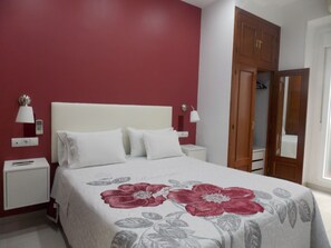 Double Room | In-room safe, iron/ironing board, free WiFi, bed sheets - Pensión Corbero (Madrid)