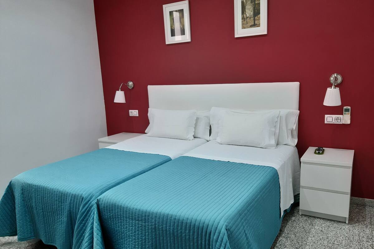 Twin Room | In-room safe, iron/ironing board, WiFi (free), bed sheets