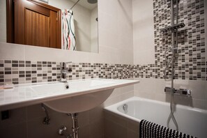 Shower, free toiletries, hair dryer, towels - Pensión Corbero (Madrid)