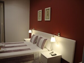 In-room safe, iron/ironing board, free WiFi, bed sheets - Pensión Corbero (Madrid)