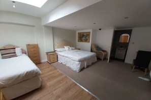 Desk, soundproofing, free WiFi, bed sheets - OYO Slap Up Lodge, Leyland Waters Cambridge (Cambridge)