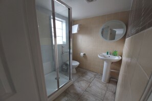 Amenidades de baño gratuitas, toallas, shampoo, papel de baño 