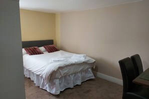 Desk, soundproofing, free WiFi, bed sheets - OYO Slap Up Lodge, Leyland Waters Cambridge (Cambridge)