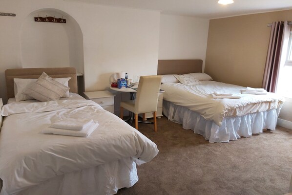 Desk, soundproofing, free WiFi, bed sheets