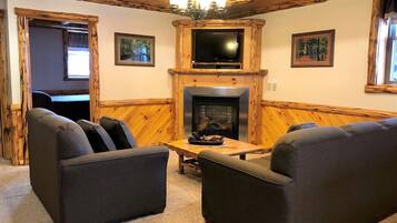 Een smart-tv, een open haard, een dvd-speler en een filmbibliotheek