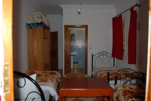 Habitación triple tradicional | Caja fuerte y cortinas opacas