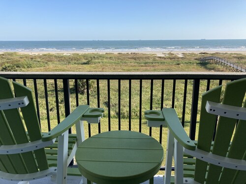 Ihanan sisustettu rantahotelli, josta on upeat näkymät lahdelle