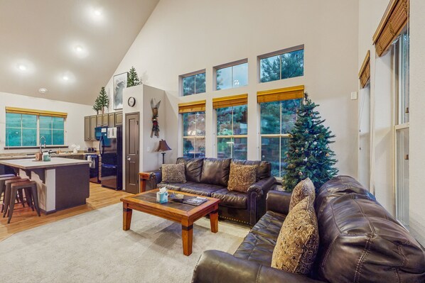 TV, fireplace, DVD player, table football - Beautiful mountain home w/ grill & great views - walk to lifts (Granby)