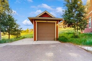 Exterior - Beautiful mountain home w/ grill & great views - walk to lifts (Granby)