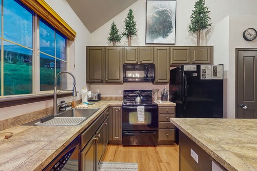 Beautiful mountain home w/ grill & great views - walk to lifts