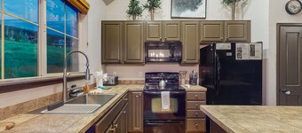 Beautiful mountain home w/ grill & great views - walk to lifts