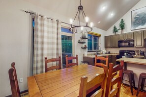 Dining - Beautiful mountain home w/ grill & great views - walk to lifts (Granby)