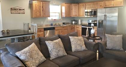 35% Discount- Hackberry Hideaway I Waterfront On Lake Calcasieu