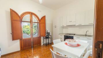 KĂŒhlschrank, Mikrowelle, Ofen, Herdplatte