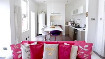 Rumah | Dapur pribadi | Lemari es dan mesin pembuat kopi/teh