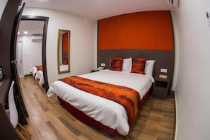 Escriptori, cortines opaques i habitacions insonoritzades