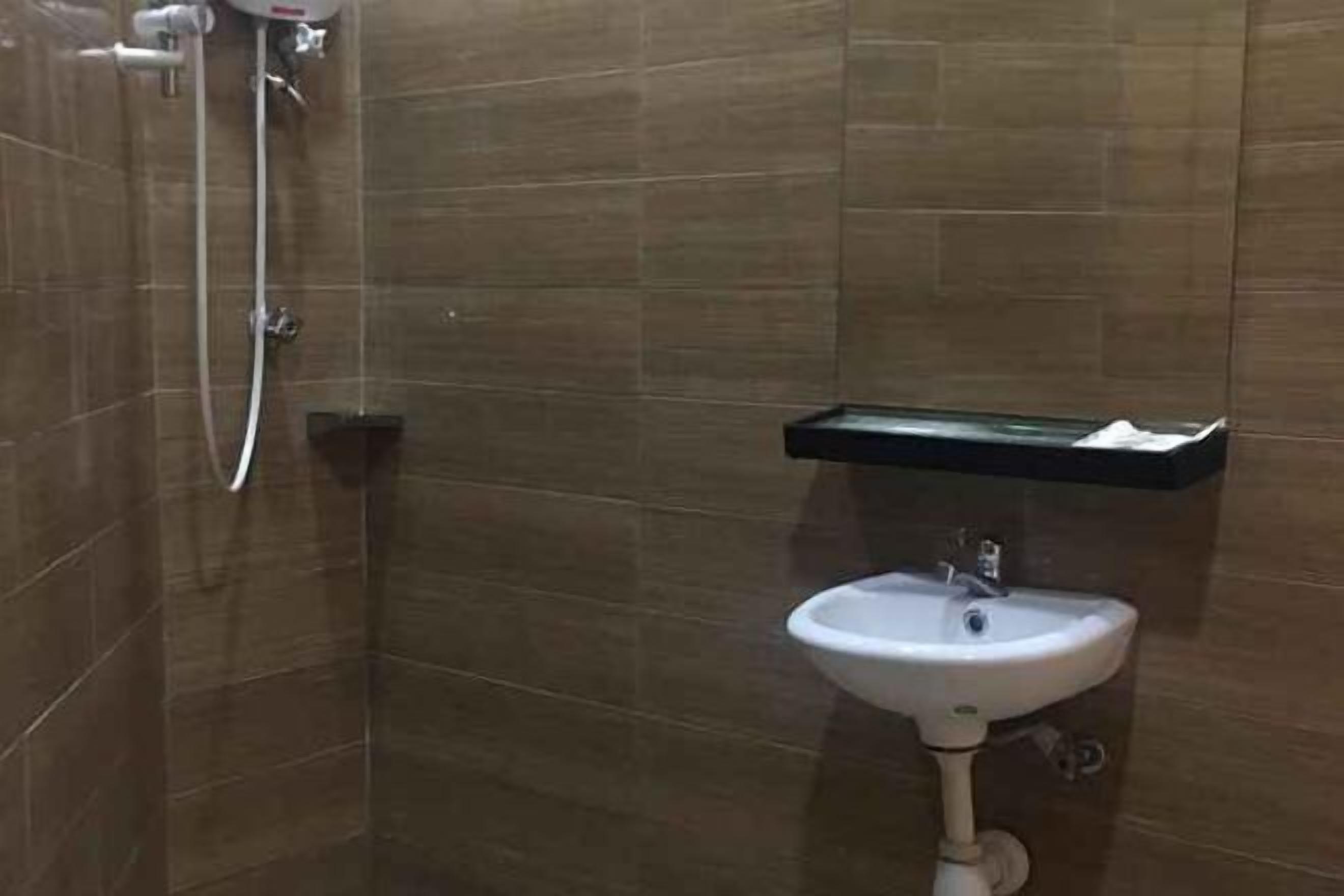 バスルーム | シャワー、ヘアドライヤー、スリッパ、タオル