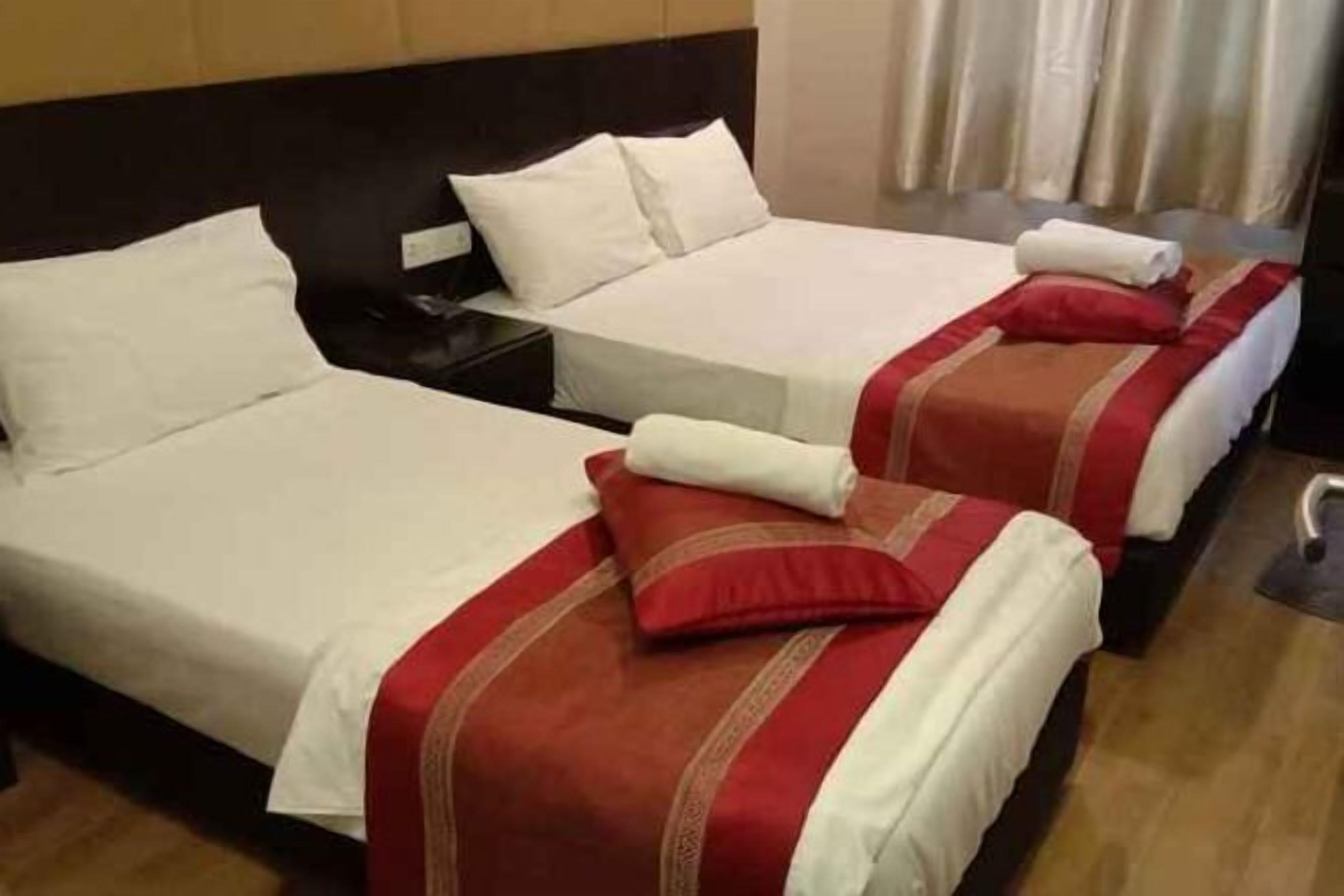 デスク、遮光カーテン、防音設備、アイロン / アイロン台