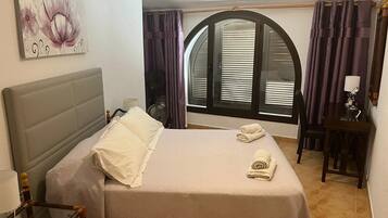 2 chambres, coffres-forts dans les chambres, fer et planche Ă repasser