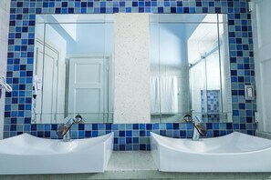 Lejlighed - 2 soveværelser | Badeværelse | Bruser, hårtørrer, håndklæder