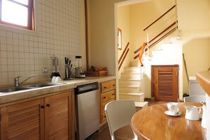 Lejlighed - 2 soveværelser | Privat køkken | Køleskab, mikrobølgeovn, køkkentøj/tallerkener/redskaber