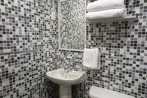 Lejlighed - 1 soveværelse | Badeværelse | Bruser, hårtørrer, håndklæder