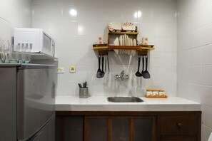 Lejlighed - 1 soveværelse | Privat køkken | Køleskab, mikrobølgeovn, køkkentøj/tallerkener/redskaber