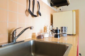 Réfrigérateur, micro-ondes, batterie de cuisine, vaisselle et ustensiles