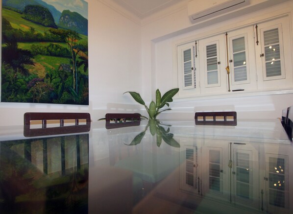 Interior - Balcon G, Knocking on Cuba (Havana)