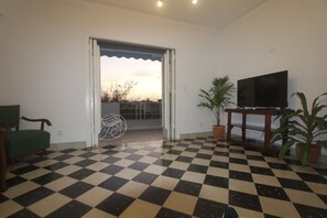 Living area - Balcon G, Knocking on Cuba (Havana)