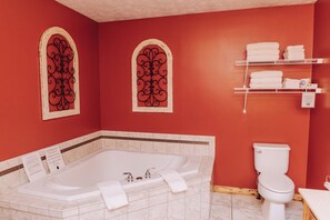 Suihku, poreamme, hiustenkuivaaja, pyyhkeet