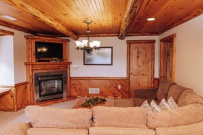 TV, fireplace, DVD player, video library - Countryside Overlook Suite: Luxury, Lodge Suite in Amish Country, Ohio. (Dundee)