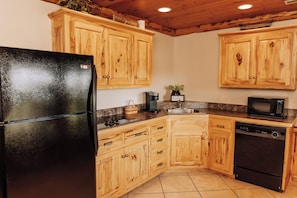 Fridge, microwave, stovetop, dishwasher - Countryside Overlook Suite: Luxury, Lodge Suite in Amish Country, Ohio. (Dundee)