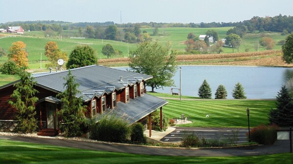 Exterior - Countryside Overlook Suite: Luxury, Lodge Suite in Amish Country, Ohio. (Dundee)