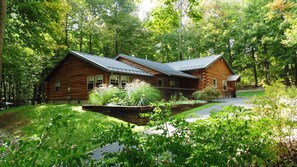 Exterior - In the Woods Cabin Suite: Luxurious Cabin Suite in Amish Country, Ohio. (Dundee)