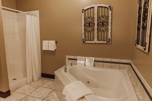 Dusche, Whirlpool, Haartrockner, Handtücher