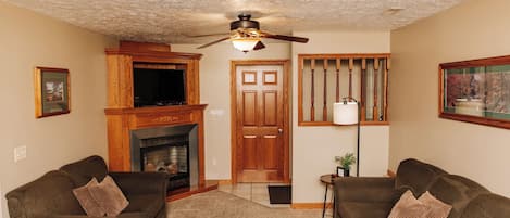 Fernseher, Kamin, DVD-Player