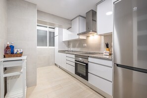 Een koelkast, een microgolfoven, een oven, een kookplaat