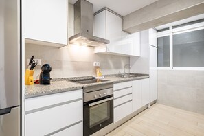Een koelkast, een microgolfoven, een oven, een kookplaat